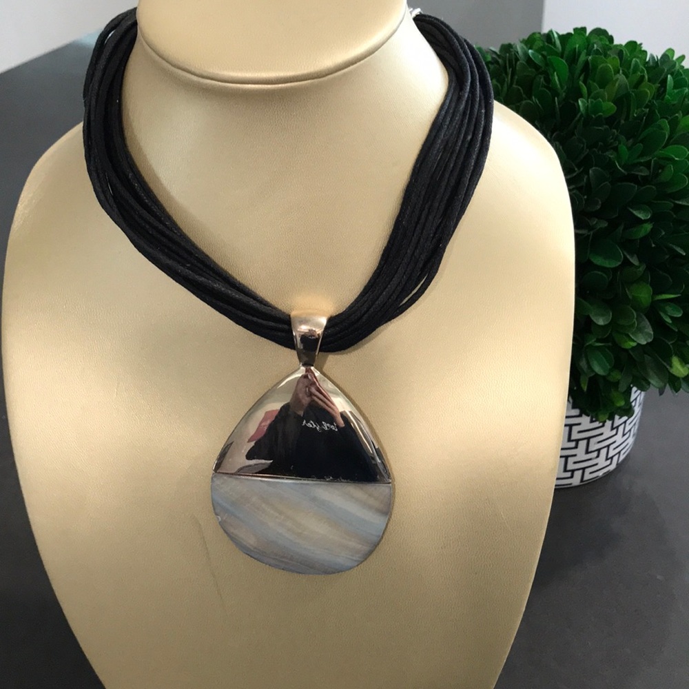 Black pendant necklace